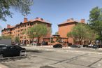 Retail for rent at Calle Juan Ramón Jiménez, Alcobendas, Madrid, 28100 with car, building, sky, wheel, land vehicle, tire, vehicle, window, road surface and tree around