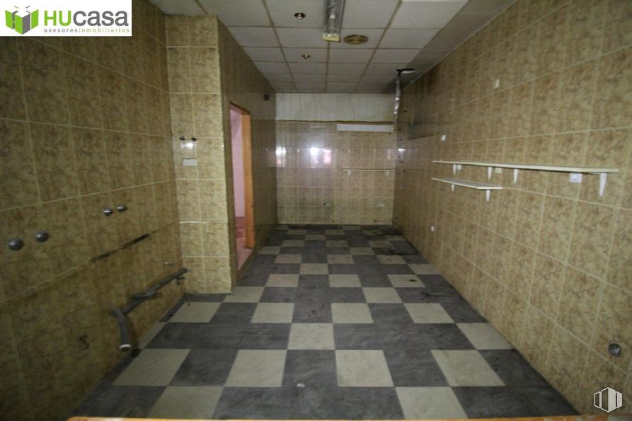 Retail for rent at Avenida Santa Bárbara, Toledo, 45006 with building, fixture, floor, flooring, door, composite material, tile flooring, symmetry, concrete and ceiling around