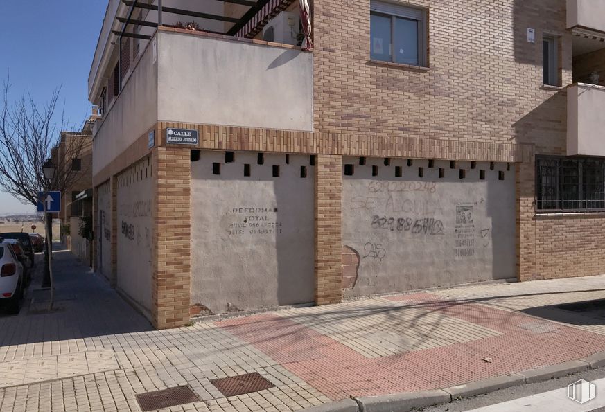 Retail for rent at Calle Fermín Cacho, 2, Brunete, Madrid, 28690 with window, car, building, property, road surface, tire, wood, asphalt, urban design and wheel around