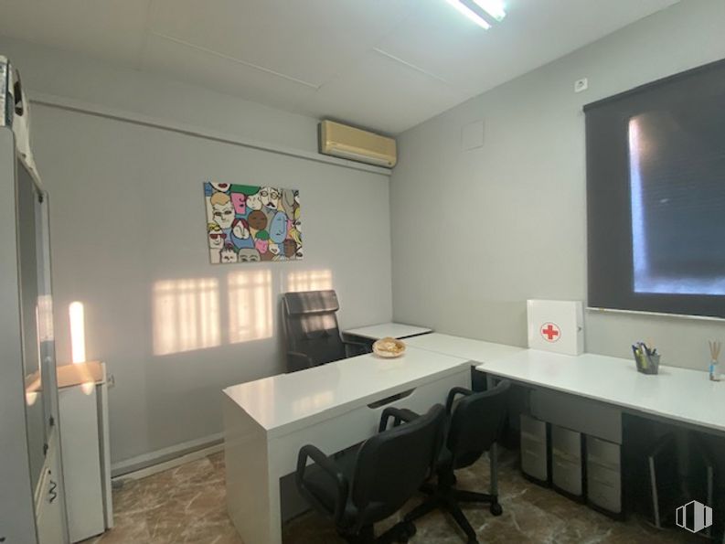 Retail for rent at Calle Escuelas, Sonseca, Toledo, 45100 with chair, table, lighting, building, interior design, floor, flooring, house, living room and ceiling around