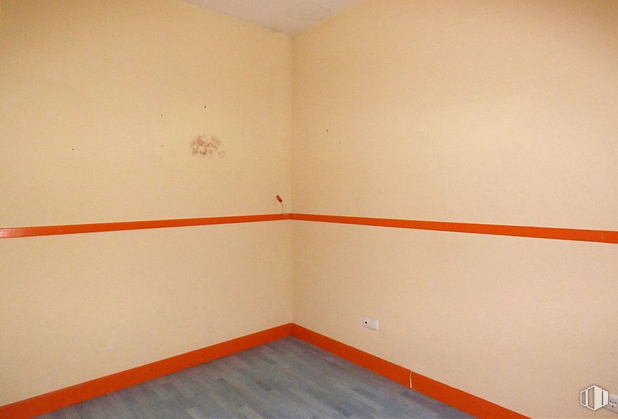 Retail for rent at Zona Arroyo Culebro, Leganés, Madrid, 28914 with lighting, rectangle, paint, fixture, wood, flooring, tints and shades, wood stain, composite material and parallel around