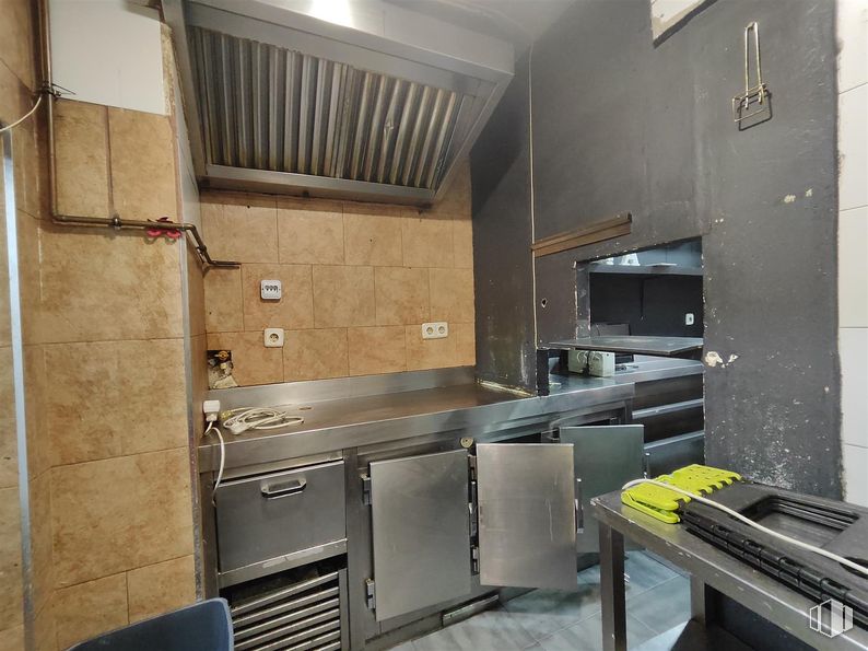 Local en venta en Calle Delicias, Arganzuela, Madrid, 28045 con ebanistería, edificio, cocina, encimera, madera, cajón, cocina, suelos, suelo y casa alrededor