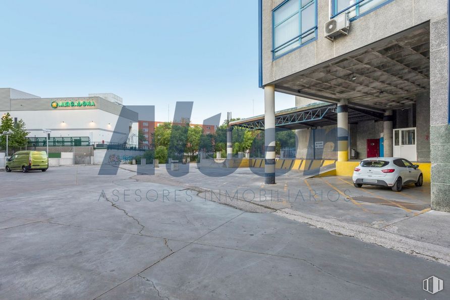 Office for sale at Calle Arroyo Bueno, Villaverde, Madrid, 28021 with car, window, sky, building, vehicle, road surface, wheel, asphalt, urban design and cloud around