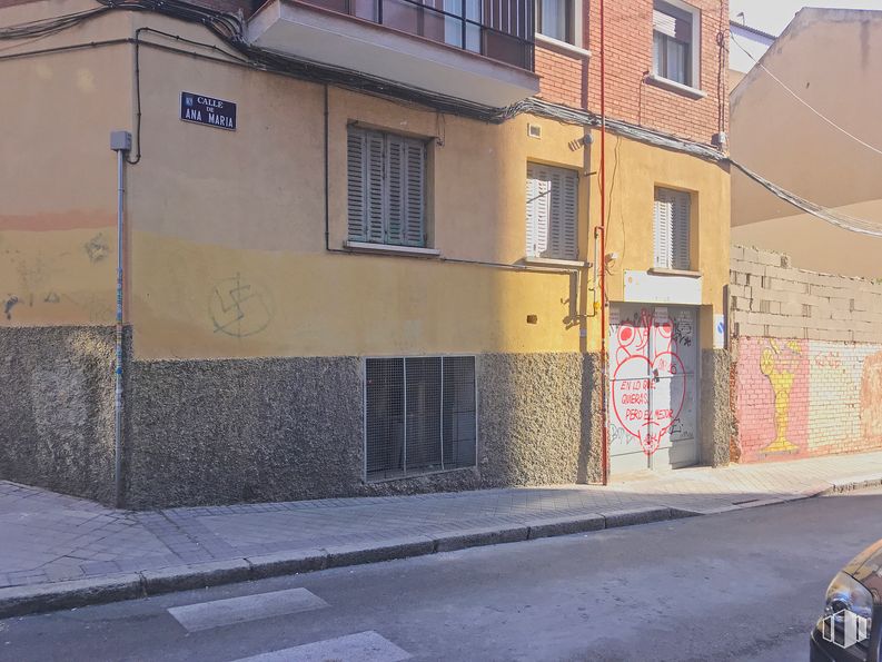 Local en alquiler y venta en Calle Ana María, 8, Tetuán, Madrid, 28039 con ventana, edificio, propiedad, superficie de carretera, asfalto, arquitectura, barrio, acera, área residencial y fachada alrededor