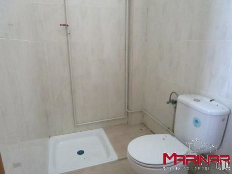 Industrial for sale at Zona industrial Seseña, Seseña, Toledo, 45223 with toilet, plumbing fixture, bathroom, floor, flooring, wood, bathroom sink, composite material, plumbing and material property around