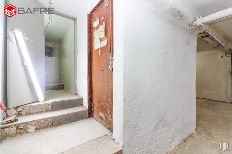 Industrial for sale at Calle Antonio Velasco Zazo, Usera, Madrid, 28026 with door, flooring, floor, fixture, building, gas, composite material, ceiling, wood and concrete around