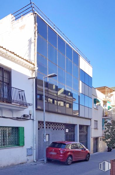 Oficina en alquiler y venta en Calle Altozano, Majadahonda, Madrid, 28220 con coche, ventana, edificio, luz de estacionamiento automotriz, neumático, rueda, vehículo terrestre, cielo, vehículo y diseño automotriz alrededor