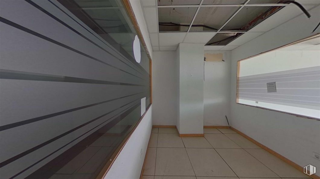 Oficina en venta en Avenida Democracia, Puente de Vallecas, Madrid, 28031 con persiana de la ventana, edificio, madera, suelo, casa, suelos, accesorio, sombra, madera dura y inmobiliario alrededor