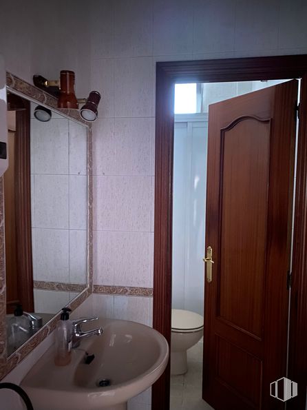 Local en alquiler en Avenida Dos de Mayo, 36, Móstoles, Madrid, 28934 con inodoro, fregadero, propiedad, grifo, accesorios de fontanería, lavabo, accesorio, cuarto de baño, edificio y madera alrededor