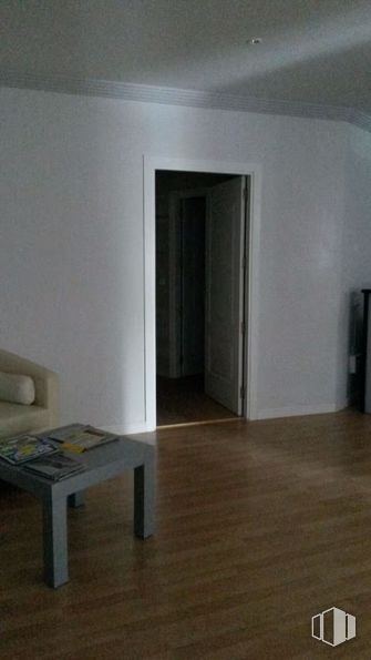 Oficina en alquiler en Avenida Gregorio Ruiz, Talavera de la Reina, Toledo, 45600 con mesa de centro, madera, interiorismo, suelo, suelos, hall, madera dura, tinte para madera, suelo laminado y sombra alrededor