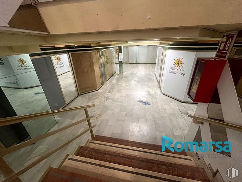 Retail for sale at Calle Arévalo, Ávila, 05001 with fixture, building, wood, floor, flooring, composite material, ceiling, tints and shades, parallel and symmetry around