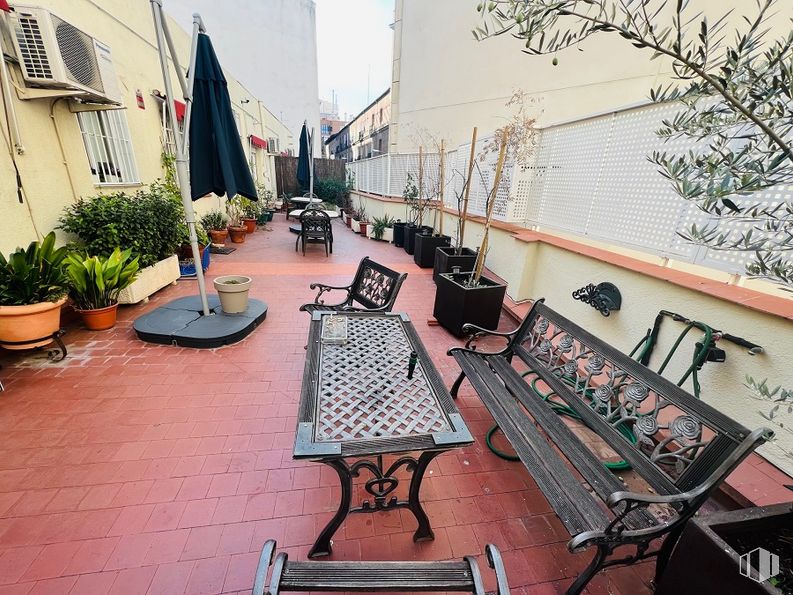 Office for rent at Calle Doctor Esquerdo, Salamanca, Madrid, 28028 with bench, table, flooring, floor, flowerpot, houseplant, shade, courtyard, balcony and walkway around