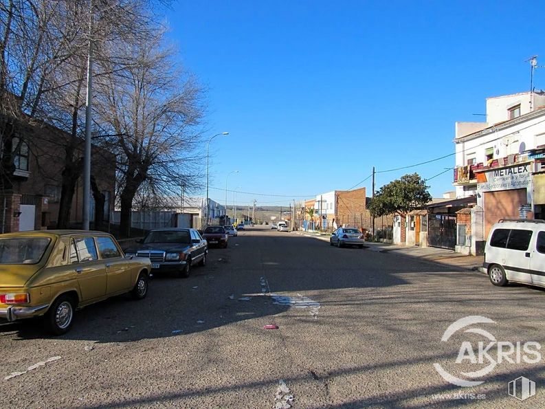 Industrial for sale at Calle Río Torviscal, Toledo, 45007 with car, wheel, tire, automotive parking light, land vehicle, sky, vehicle, building, window and road surface around