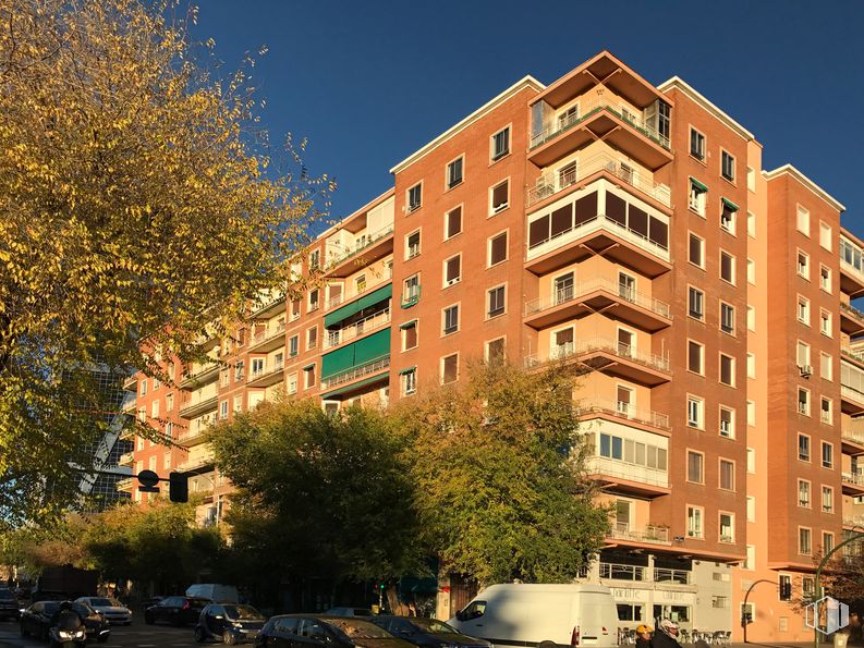 Local en venta en Plaza Castilla, Chamartín, Madrid, 28036 con edificio, coche, cielo, propiedad, día, ventana, luz, árbol, bloque de torre y diseño urbano alrededor