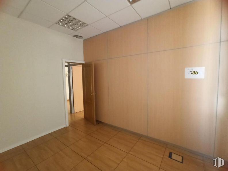 Office for rent at Edificio Curia, Calle Trinitarios, 1, Toledo, 45003 with light fixture, wood, fixture, hall, flooring, wall, ceiling, hardwood, room and glass around