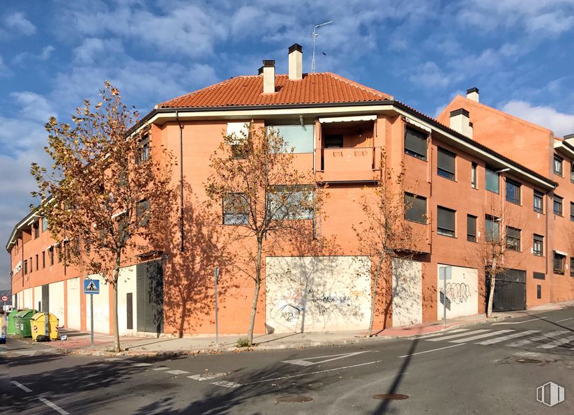 Local en alquiler y venta en Calle Valle de Cueto, Villanueva del Pardillo, Madrid, 28229 con edificio, nube, cielo, planta, ventana, madera, diseño urbano, asfalto, superficie de carretera y árbol alrededor