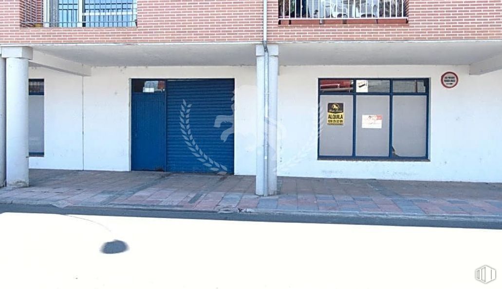 Retail for rent at Calle Río Duero, 1, Ávila, 05004 with window, door, building, fixture, road surface, asphalt, sidewalk, gas, facade and house around