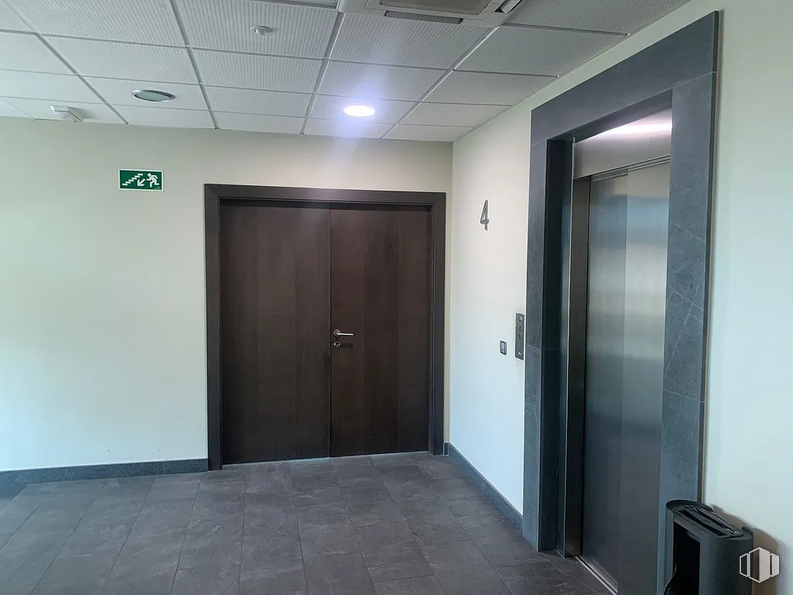 Office for rent at Calle Salvatierra, Fuencarral - El Pardo, Madrid, 28034 with door, fixture, wood, interior design, building, flooring, hardwood, ceiling, hall and home door around