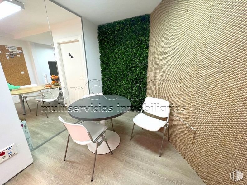 Oficina en alquiler en Zona Centro, Alcobendas, Madrid, 28100 con silla, mesa, mueble, propiedad, planta, interiorismo, suelos, suelo, madera y confort alrededor