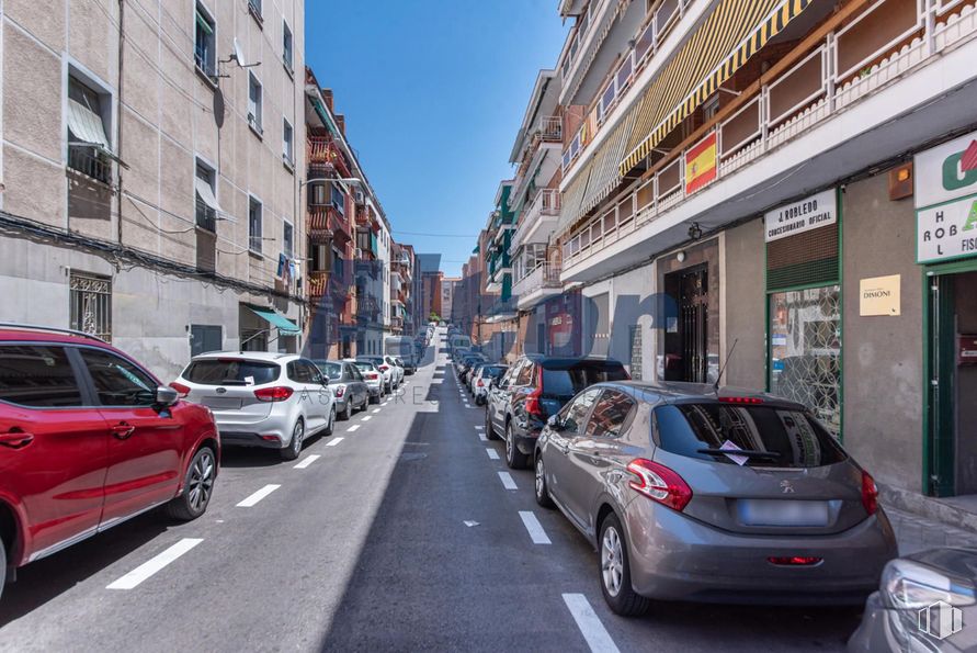 Local en venta en Calle Centenera, Ciudad Lineal, Madrid, 28017 con coche, neumático, rueda, edificio, vehículo terrestre, vehículo, cielo, ventana, iluminación del automóvil y vehículo de motor alrededor