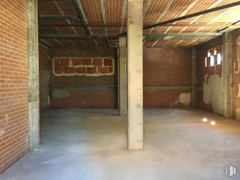 Local en venta en Calle Miguel Delibes, Azuqueca de Henares, Guadalajara, 19200 con albañilería, edificio, ladrillo, casa, madera, piso, suelo, viga, material de construcción y tinte para madera alrededor