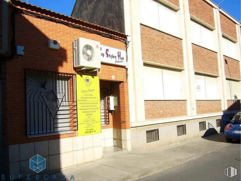 Retail for sale at Calle Mazarambroz, Sonseca, Toledo, 45100 with building, window, car, property, sky, architecture, brick, neighbourhood, road surface and residential area around