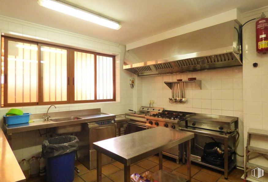 Local en alquiler y venta en Calle Granada, Pinto, Madrid, 28320 con alumbrado, mesa, encimera, ebanistería, fregadero, mueble, ventana, cocina, madera y aparato de cocina alrededor