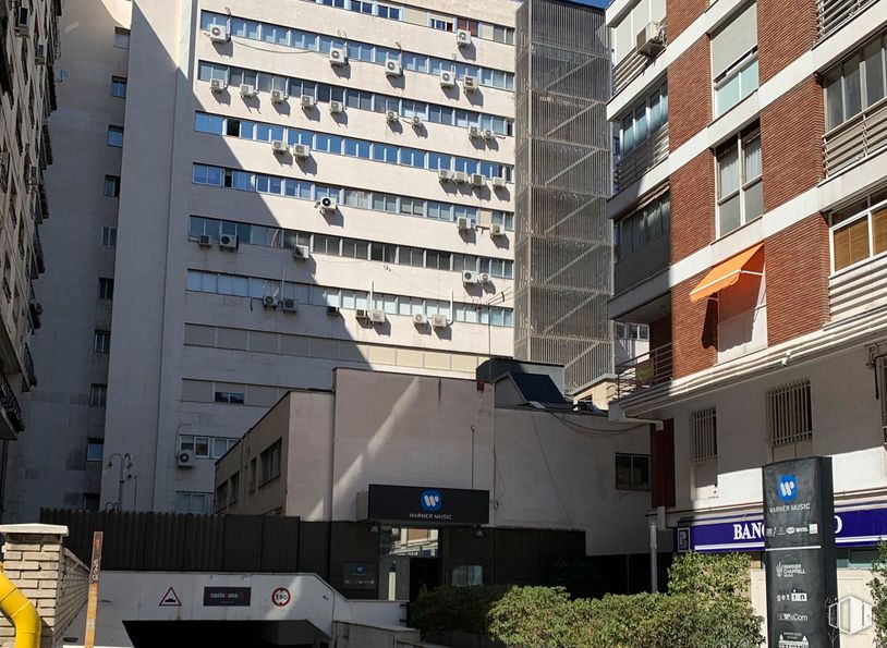 Oficina en alquiler en Paseo Castellana, 182, Chamartín, Madrid, 28046 con edificio, ventana, propiedad, rascacielos, arquitectura, diseño urbano, bloque de pisos, vecindario, propiedad material y fachada alrededor