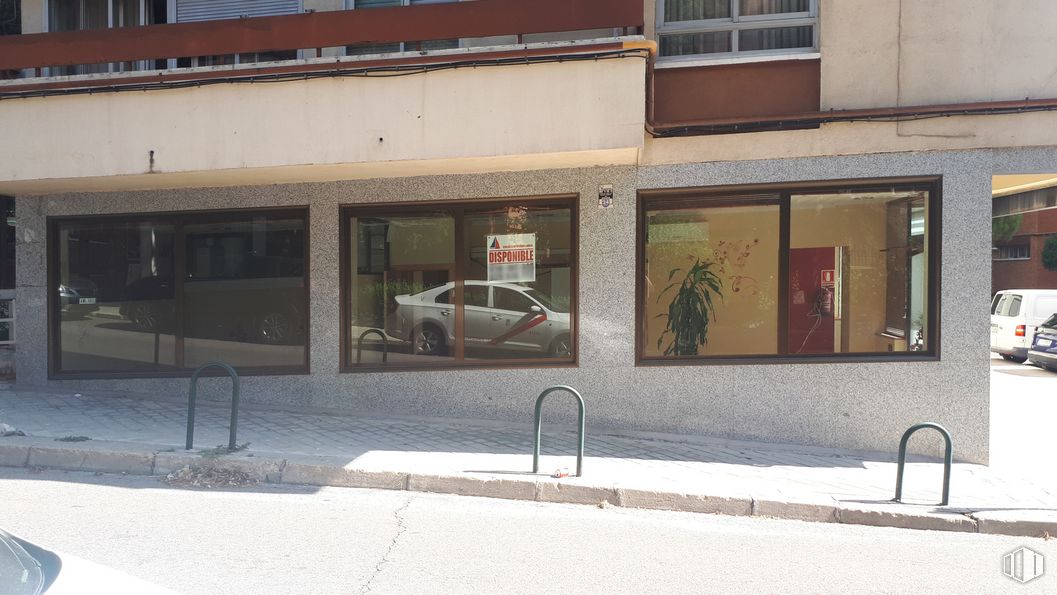 Local en alquiler en Carretera Canillas, Hortaleza, Madrid, 28043 con ventana, edificio, rueda, neumático, vehículo, barrio, sombra, exterior del automóvil, acera y superficie de la carretera alrededor