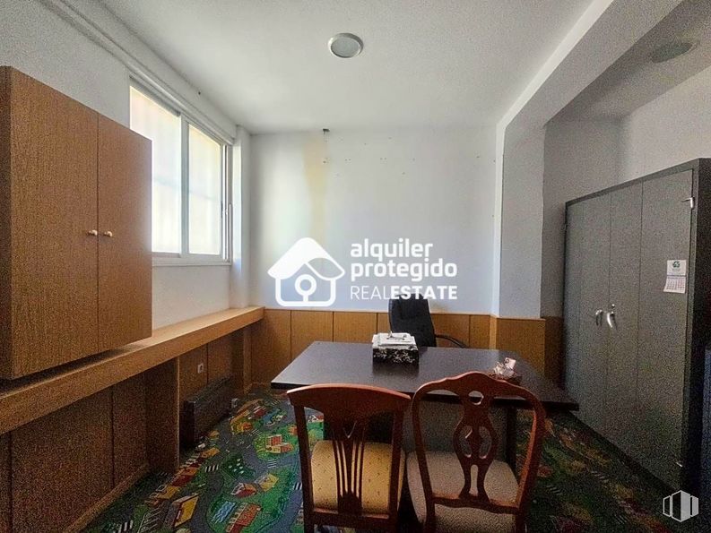 Local en alquiler en Calle Calvario, Getafe, Madrid, 28901 con silla, mesa de cocina y comedor, ventana, alacena, mesa, propiedad, madera, interiorismo, alumbrado y suelos alrededor