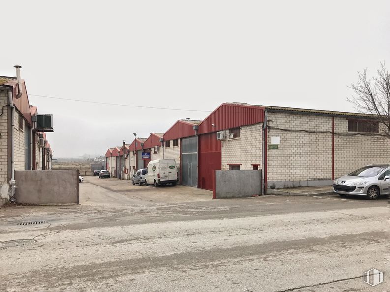 Industrial for sale at Avenida Canteras, 74 DUPLICADO, Valdemoro, Madrid, 28034 with car, automotive parking light, parking, automotive tail & brake light, driveway, subcompact car and light commercial vehicle around