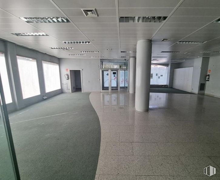 Local en alquiler en Casco urbano, Torrelodones, Madrid, 28250 con lámpara, alumbrado, puerta, ventana, accesorio, interiorismo, suelos, suelo, techo y hall alrededor