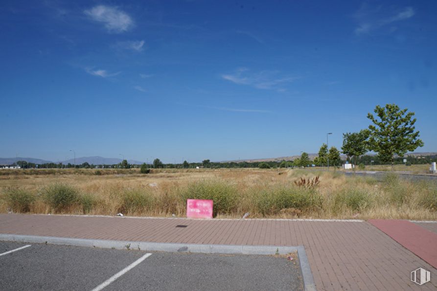 Land for sale at Calle Hoyo de Pinares, 17, Ávila, 05002 with sky, plant, cloud, road surface, asphalt, land lot, grass, thoroughfare, tree and tar around