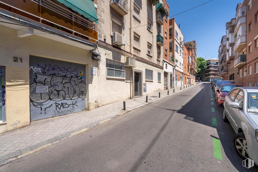 Local en venta en Calle Vereda del Carmen, 21, Ciudad Lineal, Madrid, 28017 con coche, rueda, neumático, ventana, edificio, vehículo, asfalto, superficie de la carretera, iluminación del automóvil y zona residencial alrededor