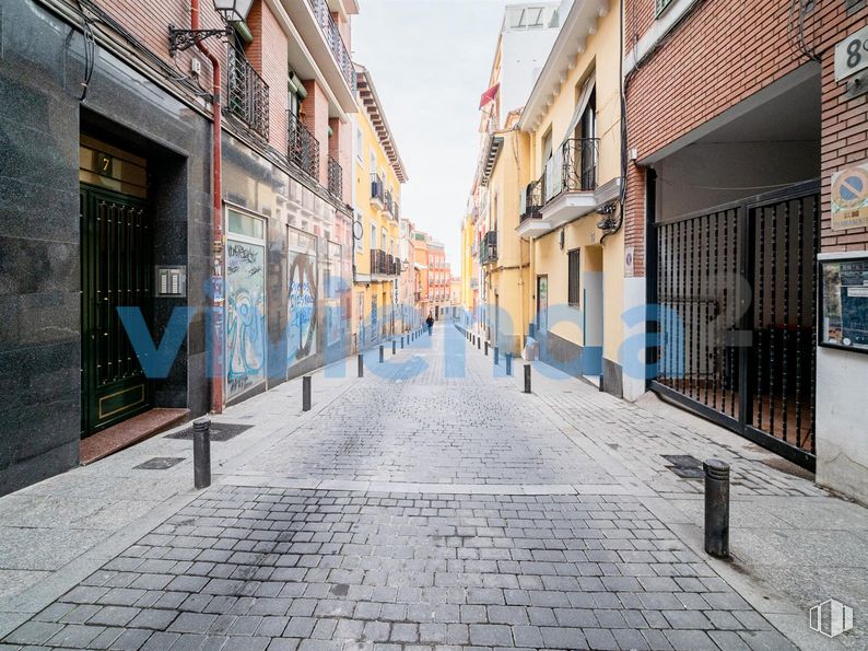 Retail for sale at Calle Rodas, 8, Centro, Madrid, 28005 with building, sky, azure, window, road surface, flooring, alley, urban design, neighbourhood and road around