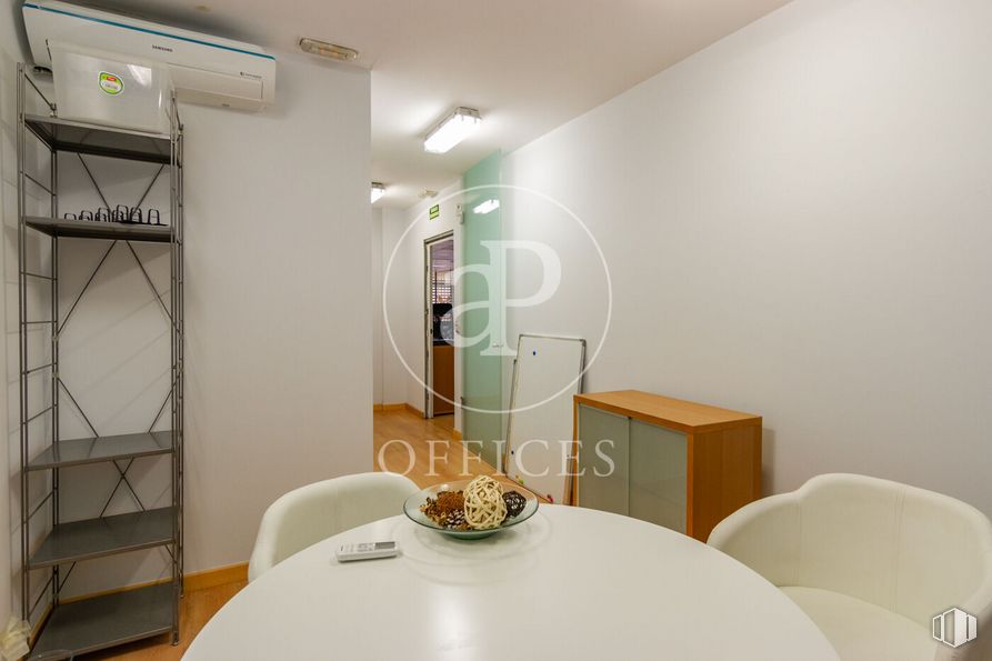 Oficina en venta en Calle Margaritas, Tetuán, Madrid, 28039 con mesa, vajilla, silla, mesa, edificio, mueble, propiedad, interiorismo, madera y casa alrededor