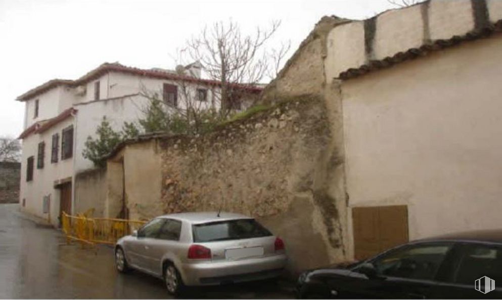 Land for sale at Calle Gabriel y Rufián, 21, Chinchón, Madrid, 28370 with car, house, automotive parking light, plant, building, window, vehicle, automotive tail & brake light, tire and automotive lighting around