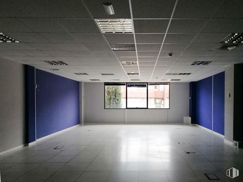 Office for sale & for rent at Zona Pinar de Las Rozas, Las Rozas de Madrid, Madrid, 28230 with window, fixture, interior design, flooring, floor, line, ceiling, space, hall and building around