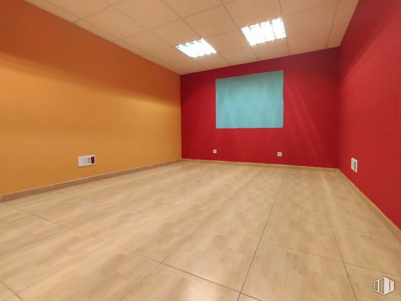 Oficina en alquiler en Zona Industrial, Coslada, Madrid, 28823 con lámpara, naranja, interiorismo, madera, accesorio, hall, suelo, propiedad material, suelos y tinte para madera alrededor