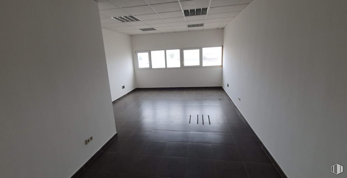 Industrial for sale at Calle Cava, Torrelaguna, Madrid, 28180 with window, flooring, floor, ceiling, interior design, hall, tile flooring, grey, wood flooring and laminate flooring around