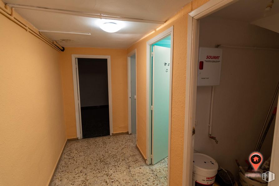 Retail for rent at Calle San Damián, Cuenca, 16002 with fixture, door, wood, floor, flooring, toilet seat, building, plumbing fixture, toilet and paper towel around