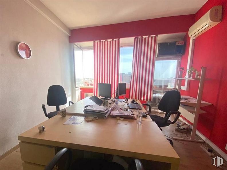 Oficina en venta en Zona Sol, Centro, Madrid, 28012 con mesa, silla, alumbrado, propiedad, edificio, ventana, silla de oficina, escritorio del ordenador, escritorio y interiorismo alrededor