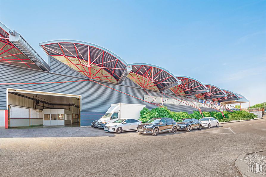 Nave en alquiler en Carretera Madrid - Toledo, Km 9, 200 Salida 9B, Leganés, Madrid, 28916 con coche, cielo, rueda, neumático, vehículo de motor, vehículo, diseño automovilístico, ciudad, asfalto y fachada alrededor