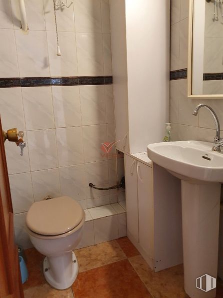 Office for sale at Zona centro, Cuenca, 16002 with toilet, sink, tap, mirror, property, photograph, white, bathroom, black and plumbing fixture around