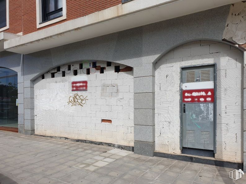 Retail for rent at Avenida Bulevar Clara Campoamor, Guadalajara, 19005 with window, door, building, fixture, brick, brickwork, composite material, gas, facade and concrete around