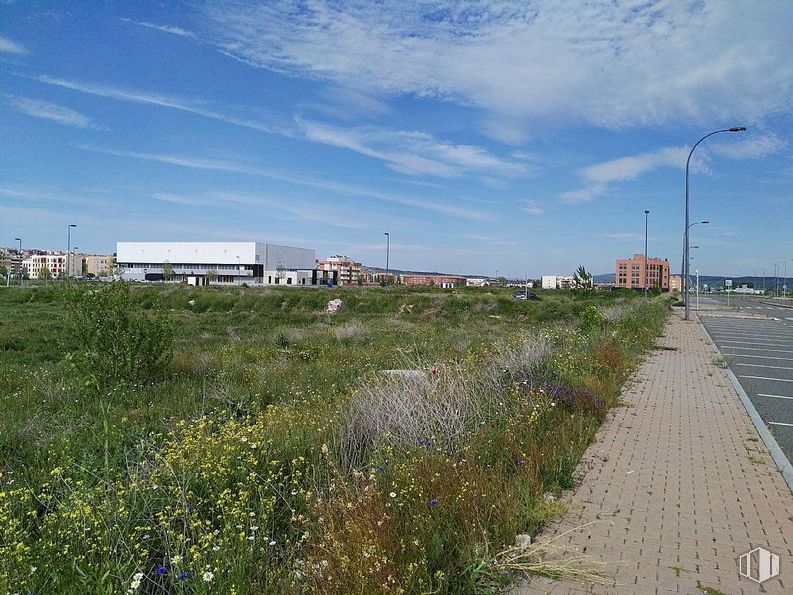 Land for sale at Calle Juan Aurelio Sanchez Tadeo, Ávila, 05002 with building, street light, sky, cloud, plant, flower, natural landscape, land lot, grass and grassland around