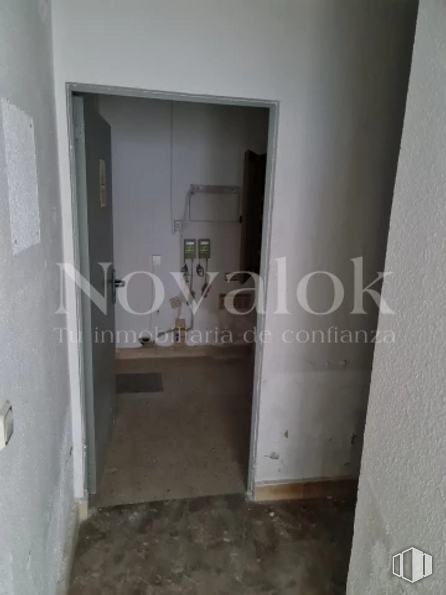 Local en venta en Zona Valderas-Los Castillos, Alcorcón, Madrid, 28925 con espejo, accesorio, puerta, madera, piso, pared, edificio, suelo, gas y techo alrededor