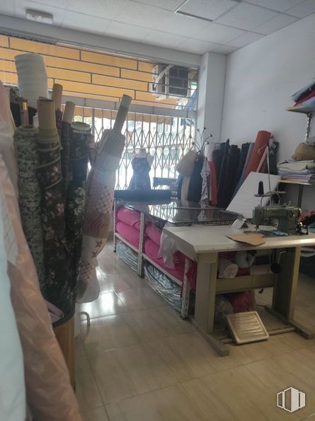 Local en venta en Calle Miguel de Moncada, Alcalá de Henares, Madrid, 28804 con mesa, zapato, equipaje y bolsos, pavimentos, madera, chaqueta, arte, diseño de moda, escritorio y camiseta alrededor