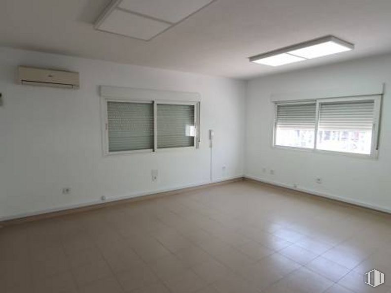 Office for sale at Centro-Arroyo-La Fuente, Fuenlabrada, Madrid, 28946 with window, window blind, property, fixture, building, interior design, wood, shade, hall and wall around