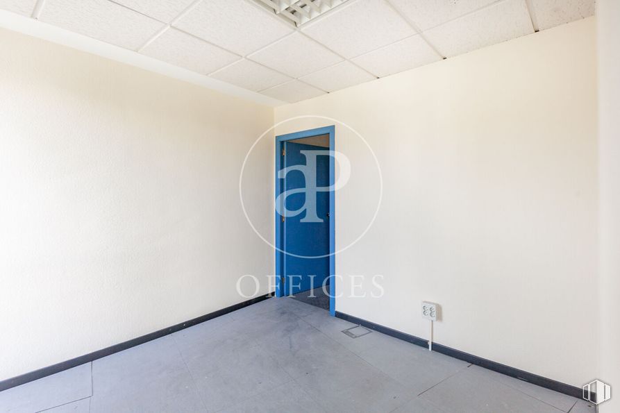 Oficina en alquiler en Zona Ensanche, Alcobendas, Madrid, 28100 con accesorio, edificio, pintura, puerta, suelos, suelo, azul eléctrico, techo, rectángulo y sombra alrededor